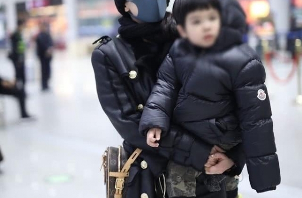 黄圣依不愧豪门阔太，带二儿子露面，亲子装也一身名牌