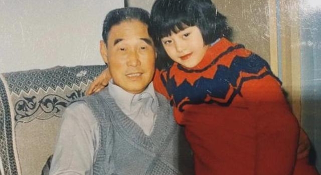 范冰冰一家全曝光，军人爷爷最厉害，绝美奶奶的照片惊艳了时光