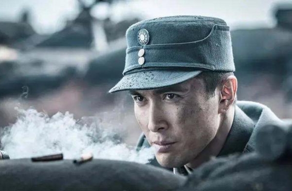 雪茄发胶高跟鞋，《亮剑3》遭官媒点名停播，主演回应不想看别看