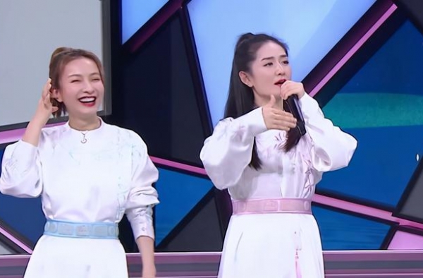 谢娜的腰线比吴昕粗一圈，网友：孕期身材藏不住了