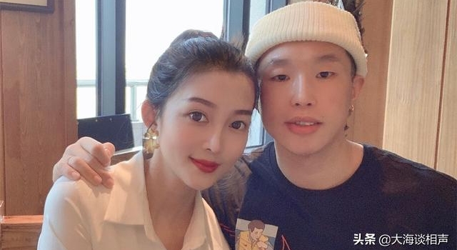 德云社烧饼为妻子庆生，发合照大秀恩爱，快去《幸福三重奏》吧