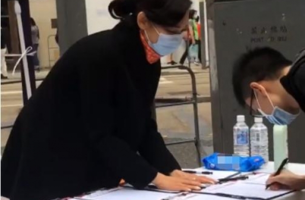 邝美云街头做公益，身家上亿却弯腰招待路人，出身低靠自己成豪门