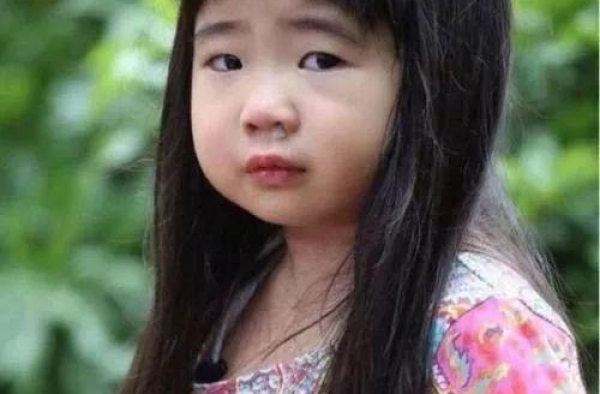 曹格10岁女儿腰线跟爸爸一样高，大长腿又细又直，五官像爸爸
