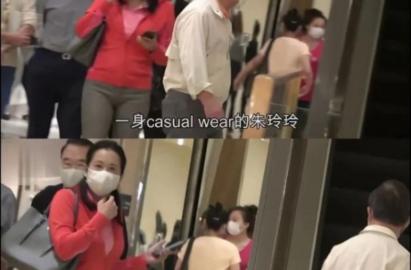 郭晶晶婆婆穿粉色衣逛街，62岁身材窈窕，和富豪丈夫甜蜜挽手
