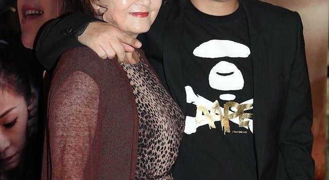 李泳豪分手杨思琦九年未婚，怕丑要女孩倒追，施明担心儿子变光棍