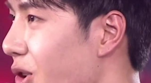 王一博身体过敏严重！直播现场脖子、额头长了很多红疙瘩