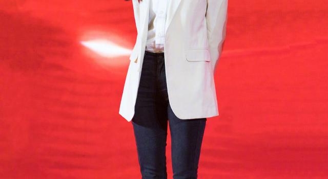 公媳同天获奖，刘恺威父亲提孙女就流泪，杨幂上演霸道女总裁范儿