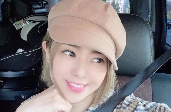 苍井空在微博上晒出自己的照片，身穿红色长裙，气质高雅如同贵妇