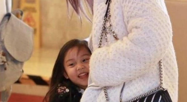 39岁李小璐太会装嫩，白外套配运动裤青春减龄，看着不像孩子妈