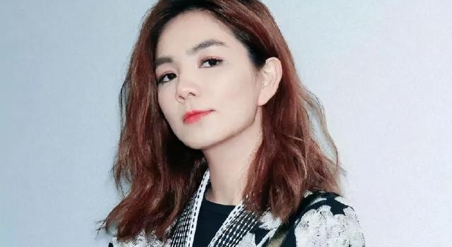 Ella“全裸”直播生子，多人围观陪产：“当妈都不容易！”