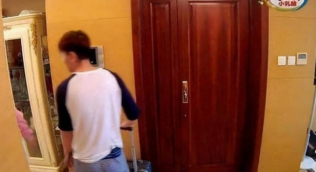 参观李小璐曾经住的豪宅，客厅还铺黄色地毯，装修布置很＂奇葩＂