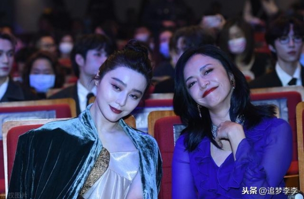 范冰冰姚晨出席ELLEMEN电影英雄盛典同框秀美，相聊甚欢