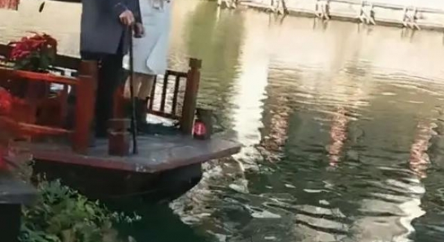 寇振海拍戏现场曝光，身穿大衣气质儒雅，果然是豪门专业户