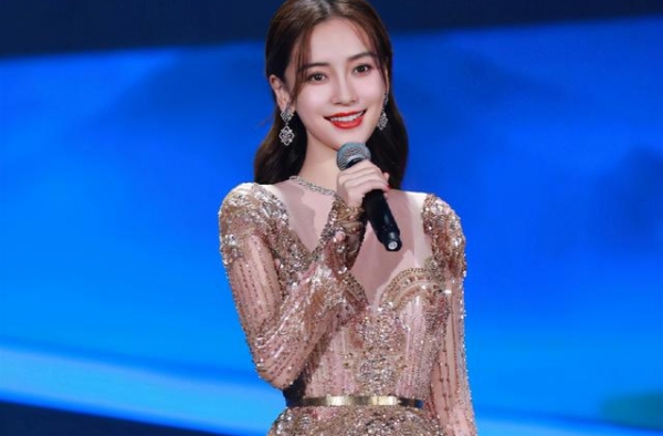 Baby孕肚造型绝了！穿这么土也遮不住高颜值，难怪只能演美女