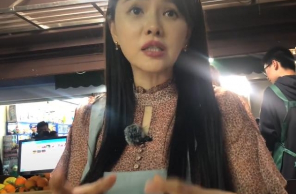 52岁伊能静被偶遇，生图美貌太年轻，背影却被指雄壮似路人？
