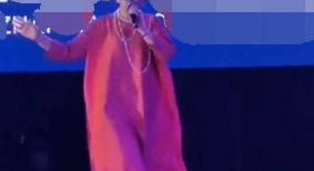 58岁董文华商演，舞台简陋在台上摔倒！被扶起后继续演唱好拼命