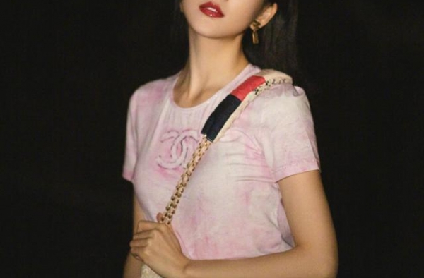 38岁王鸥晒普拉提照片，少女感十足，人到中年要注重身材保养