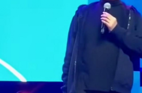 63岁阎维文现身商演，肚腩突出发福明显，衣服穿歪被指太随意？