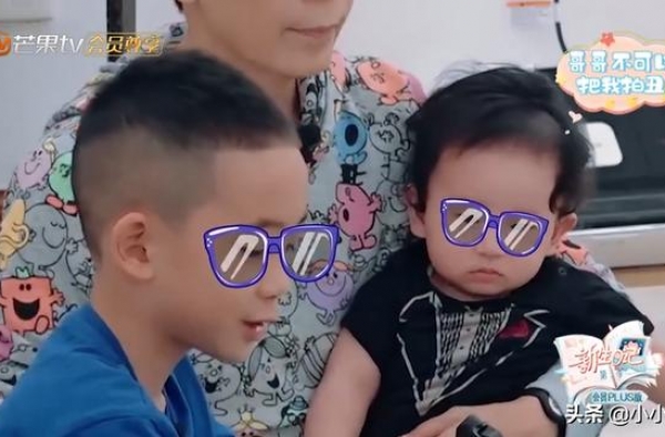 小小春和二胎弟弟的互动，弟弟很配合，外公表示很头大