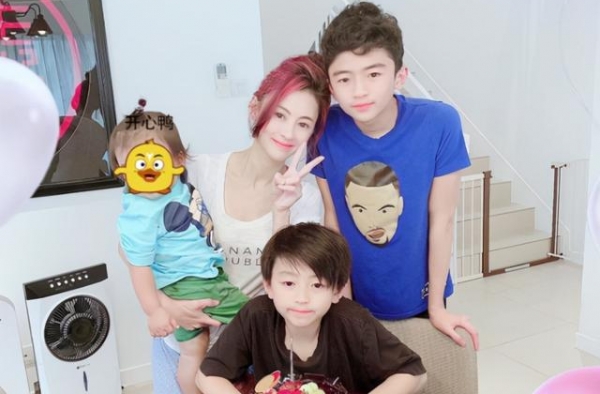 张柏芝幼子Marcus生日，多张正面照流出，眉宇间很像谢霆锋