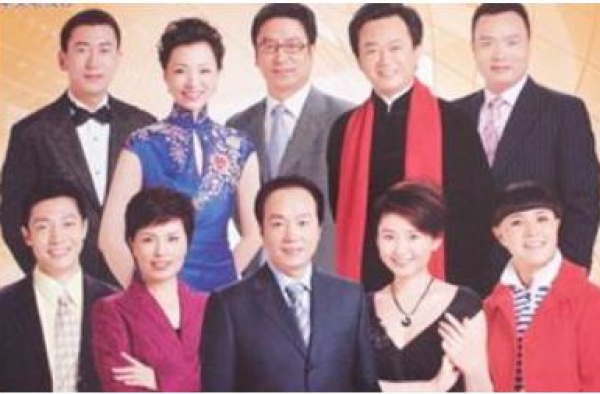 知名女主持人，上衣出现“大”失误，张国立硬是60分钟没转头
