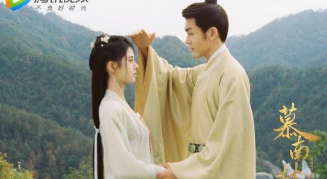 《慕南枝》剧照官宣，原以为女主鞠婧祎最惊艳，看到女配更心动了
