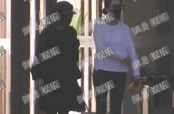 范冰冰现身妇产医院，小腹隆起被疑怀孕，现身普陀山又被说求子