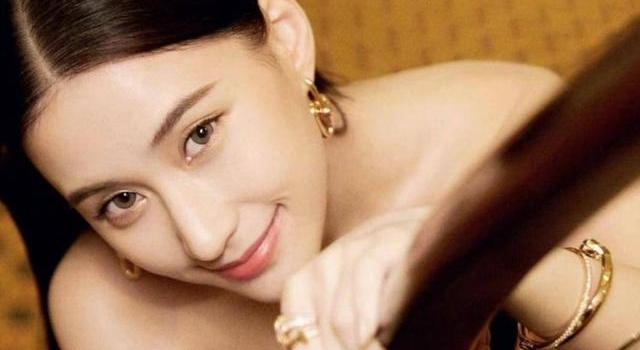 赌王千金变中国好女友？何超莲深夜晒照，工作时也不忘cue窦骁