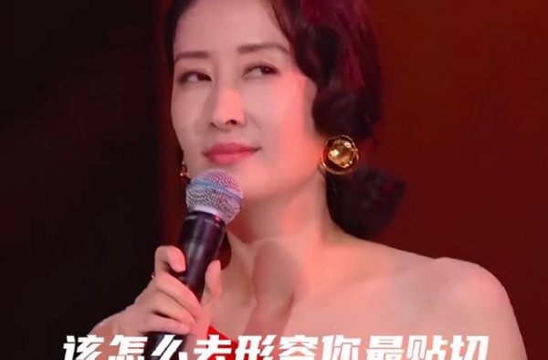 44岁刘敏涛优雅知性，白衬衫配流苏半身裙，瞬间年轻十岁