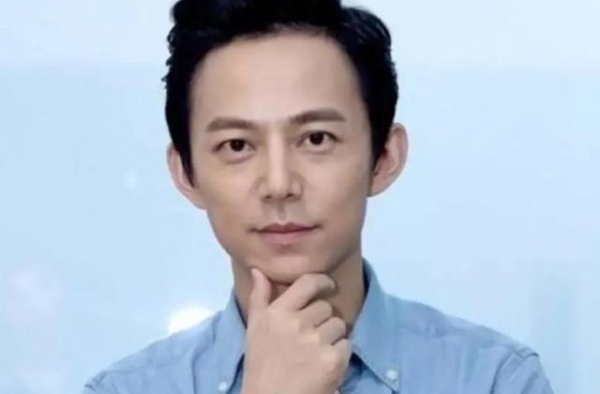 何炅默默低调24年，家庭背景终于曝光，网友：难怪这么优秀