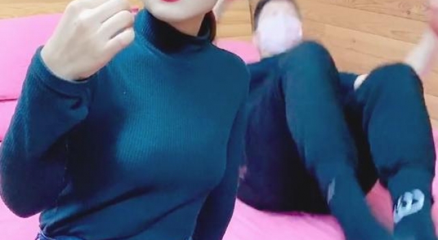 赵本山最美女弟子？王小虎小7岁娇妻罕曝光，身材抢眼凹凸有致
