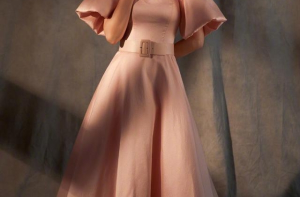 杨钰莹真够丰满，48岁穿抹胸裙扎丸子头，赢得性感清纯也没丢