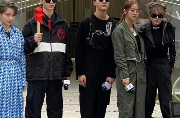 周扬青“脖子”上热搜后走机场，生图身材五五分，瘦到撑不起衣服
