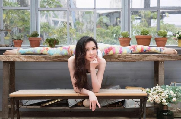 51岁萧蔷超强一字马不科学！美魔女大玩高难度瑜伽