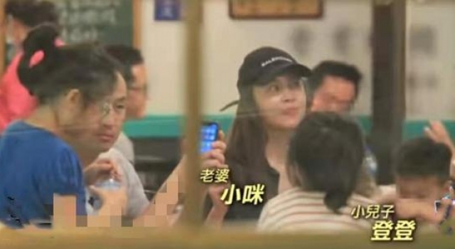42岁唐志中罕露面，在简陋餐馆就餐无人识，出门打包剩菜太节俭