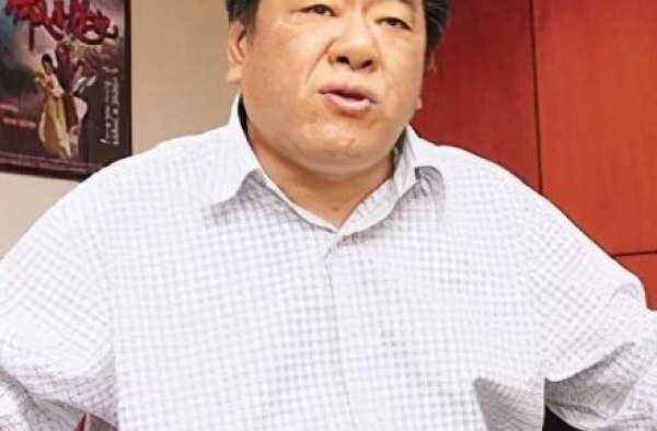 他是贾静雯干爹：从黑帮大佬到影视公司老板，他到底有多狠？