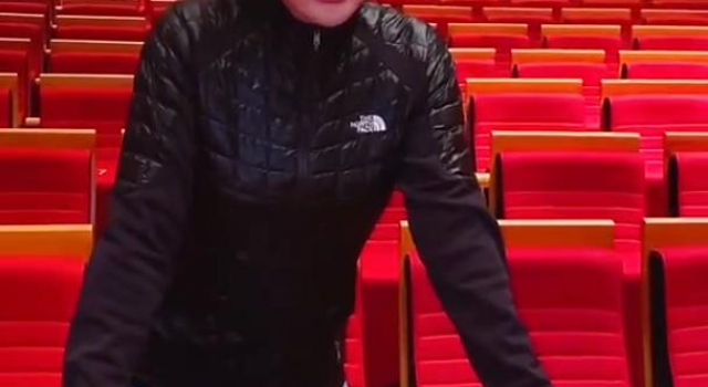 65岁刘晓庆演25岁角色，身段婀娜气质佳，自称本就年轻没整容