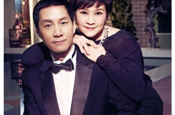 冯远征庆祝结婚27年，和大8岁老婆演过母子，俩人至今没要孩子