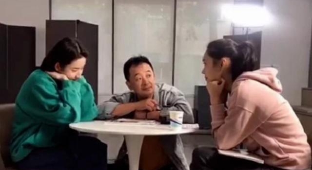 黄海波半蹲跪地给新人上课，毫无架子太谦逊，看着好心酸
