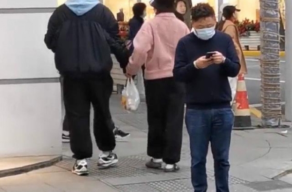 邓超孙俪低调逛街被偶遇，全程恩爱牵手，保温杯配拖鞋好接地气