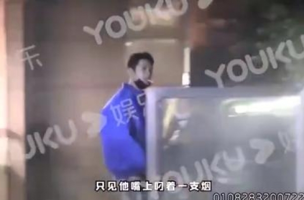 19岁知名歌手当街抽烟和吐痰后公开道歉，网友喊话：去扫街吧