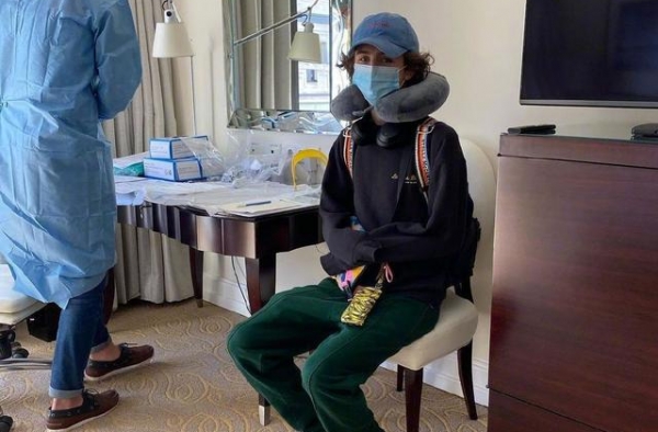 窥探帅哥日常！甜茶分享生活照 接受检疫模样乖巧