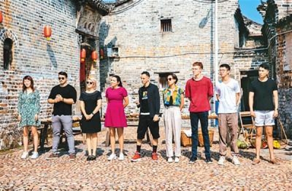 国际青年“走读”体验中国脱贫