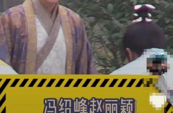 冯绍峰新剧路透图曝光，脸部泛红黑眼圈严重，被调侃像女主爸爸