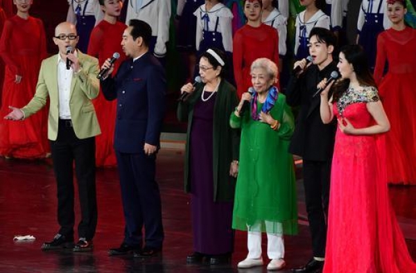 第33届金鸡奖厦门开幕，老中青演员共唱《我和我的祖国》