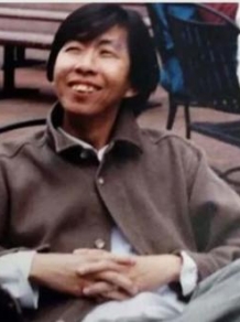 这位词人去世，许多人会唱他写的《无言的结局》《粉红色的回忆》