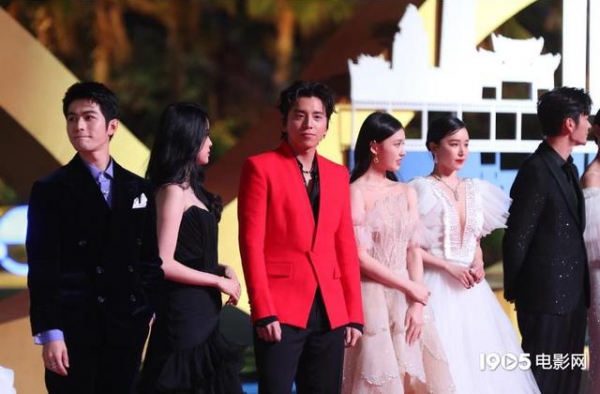 姐妹花！欧阳娜娜林允登金鸡奖红毯 一温婉一端庄