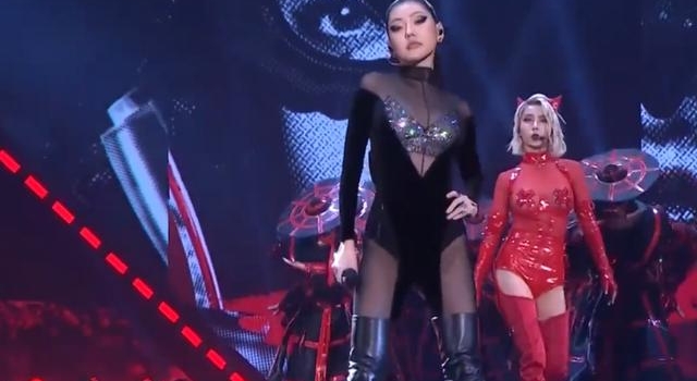 蔡依林小S大胆＂激吻＂，用力过猛导致口红掉色，化妆师紧急补妆