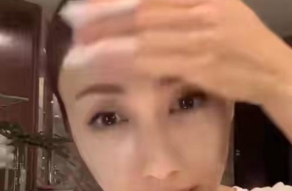 49岁黎姿卸妆晒素颜，状态超好，身后豪宅浴室令人羡慕