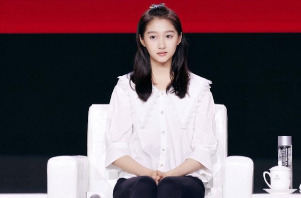 关晓彤发文自认不够优秀后，粉丝：你太不学无术了